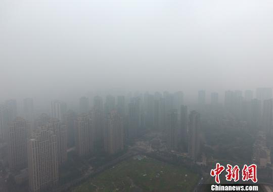  1月5日，重慶主城上空一片灰蒙蒙。