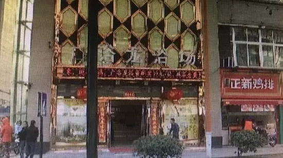 張阿姨說(shuō)，附近柜臺(tái)一名工作人員，說(shuō)什么也不讓她在這塊走廊哄孫女，幾句不和，雙方吵了起來(lái)。