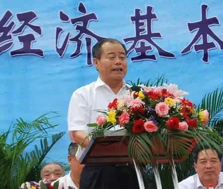 信發(fā)集團(tuán)發(fā)展成為一家集發(fā)電、供熱、氧化鋁、電解鋁、碳素、燒堿、聚氯乙烯、電石、鋁深加工等產(chǎn)業(yè)于一體的現(xiàn)代化大型企業(yè)集團(tuán)，位于山東聊城茌平縣。2016年10月，信發(fā)集團(tuán)董事局主席張學(xué)信在接受山東商報(bào)采訪時(shí)表示，44年企業(yè)沒(méi)有一名員工離職。