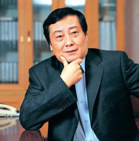 靠一瓶一瓶賣水發(fā)家的娃哈哈董事長(zhǎng)宗慶后曾接受《環(huán)球時(shí)報(bào)》采訪表示，企業(yè)家社會(huì)責(zé)任除了體現(xiàn)在為社會(huì)創(chuàng)造財(cái)富，解決更多就業(yè)，以及增加稅收貢獻(xiàn)，再者就是要把員工照顧好，讓員工在企業(yè)發(fā)展，收入生活水平提高。