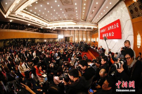資料圖：2016年3月2日，全國(guó)政協(xié)十二屆四次會(huì)議新聞發(fā)布會(huì)在北京人民大會(huì)堂舉行，大會(huì)新聞發(fā)言人王國(guó)慶回答記者提問。 中新社記者 杜洋 攝