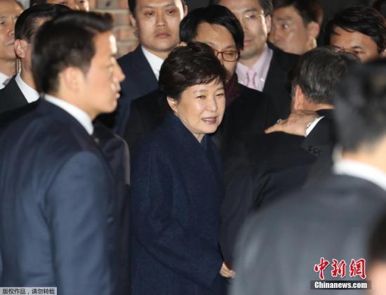 樸槿惠抵達私宅面帶微笑。