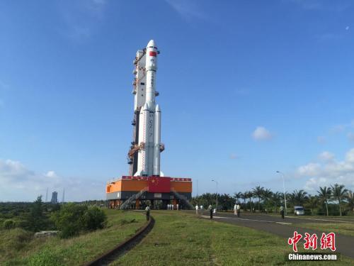 4月17日7時30分，承載著長征七號遙二運載火箭與天舟一號貨運飛船組合體的活動發(fā)射平臺，垂直轉(zhuǎn)運至發(fā)射區(qū)，標志著“天舟一號”飛行任務(wù)正式進入發(fā)射階段。閆寧 攝