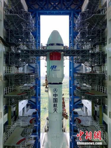 垂直轉(zhuǎn)運的順利完成，標志著“天舟一號”飛行任務(wù)正式進入發(fā)射階段。張文軍 攝