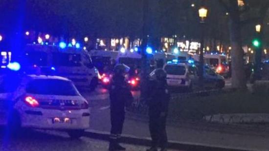 據(jù)英國(guó)廣播公司（BBC）消息，巴黎警方稱，巴黎中部發(fā)生槍擊事件，一名警察死亡，另一名受傷。