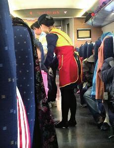 高鐵盒飯價格過高問題，近年來已成為社會熱點話題。高鐵盒飯價格緣何居高不下呢？究竟是盒飯企業(yè)壟斷化經(jīng)營，還是盒飯的成本高？這都需要高鐵相關(guān)部門公開透明，算出明細賬。