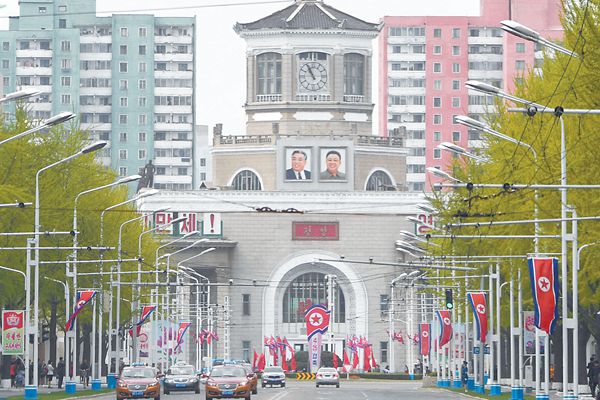 4月25日是朝鮮人民軍建軍85周年紀(jì)念日。圖為24日的平壤街頭。
