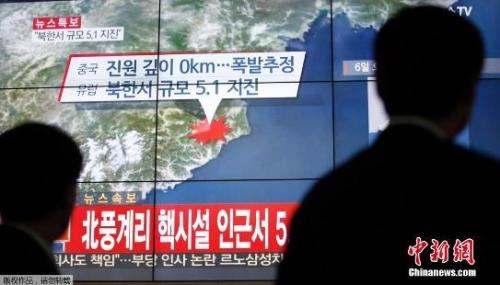 圖三 資料圖：韓國民眾觀看電視對朝鮮媒體試射氫彈的報道。