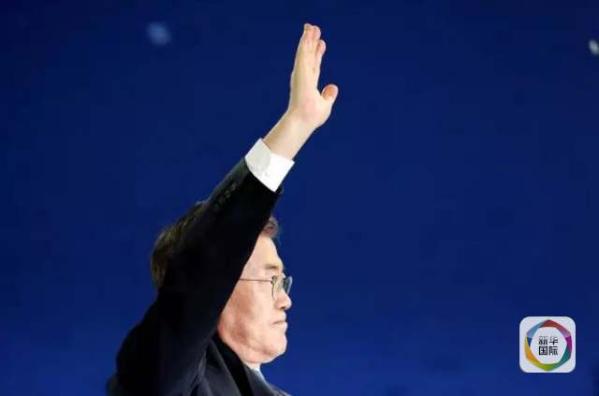 目前民調(diào)領(lǐng)先的共同民主黨候選人文在寅方面當(dāng)天上午表示，強(qiáng)行在星州部署“薩德”的做法“無(wú)視國(guó)民意愿和程序”，實(shí)際上切斷了下屆政府針對(duì)“薩德”相關(guān)政策的判斷余地。