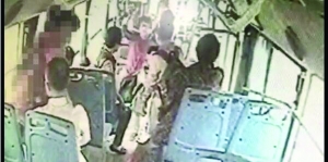 女司機(jī)路見不平一聲吼，小女孩方才脫身 視頻截圖