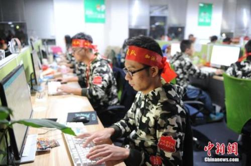 資料圖：安徽蕪湖某電商迎戰(zhàn)雙十一。中新社記者 張婭子 攝