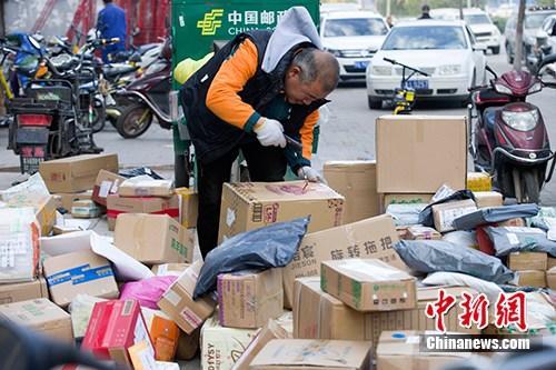 資料圖：11月2日，山西太原，物流工作人員正在分揀快遞。中新社記者 張云 攝