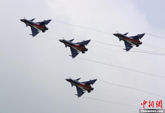 資料圖：殲-10表演機(jī)。<a target='_blank'  _fcksavedurl='http://www.chinanews.com/' _fcksavedurl='http://www.chinanews.com/'>中新社</a>發(fā) 申進(jìn)科 攝