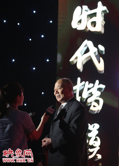 河南鄧州“編外雷鋒團”團長宋清梅，在“時代楷?！卑l(fā)布廳接受中央媒體現(xiàn)場采訪。