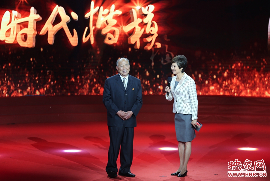 河南鄧州“編外雷鋒團”團長，在“時代楷?！卑l(fā)布廳接受敬一丹訪問。
