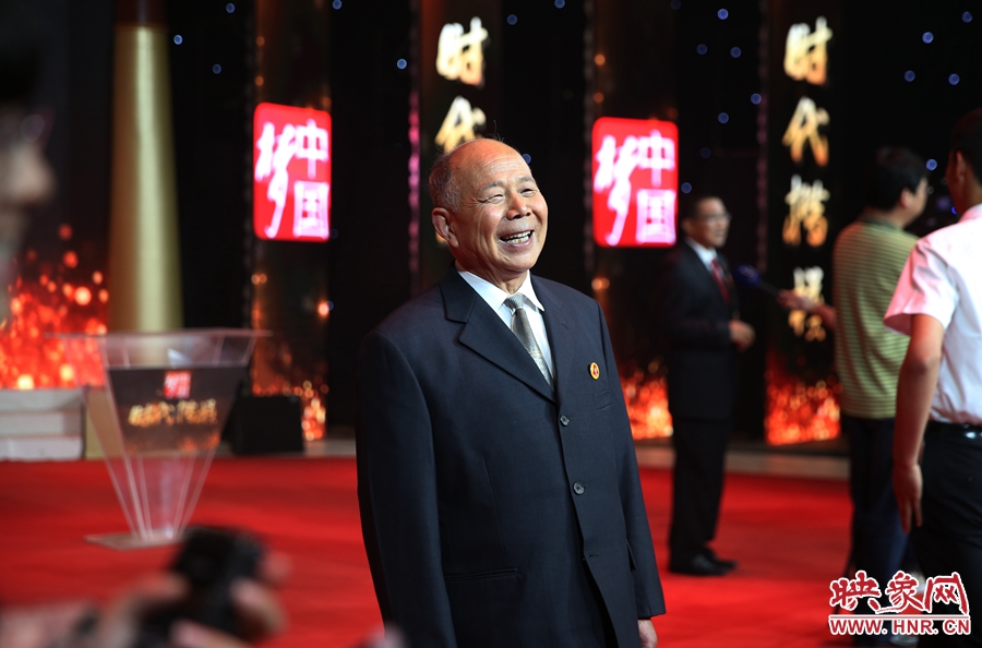 河南鄧州“編外雷鋒團”被中宣部授予“時代楷模”榮譽稱號，團長宋清梅非常激動和高興。