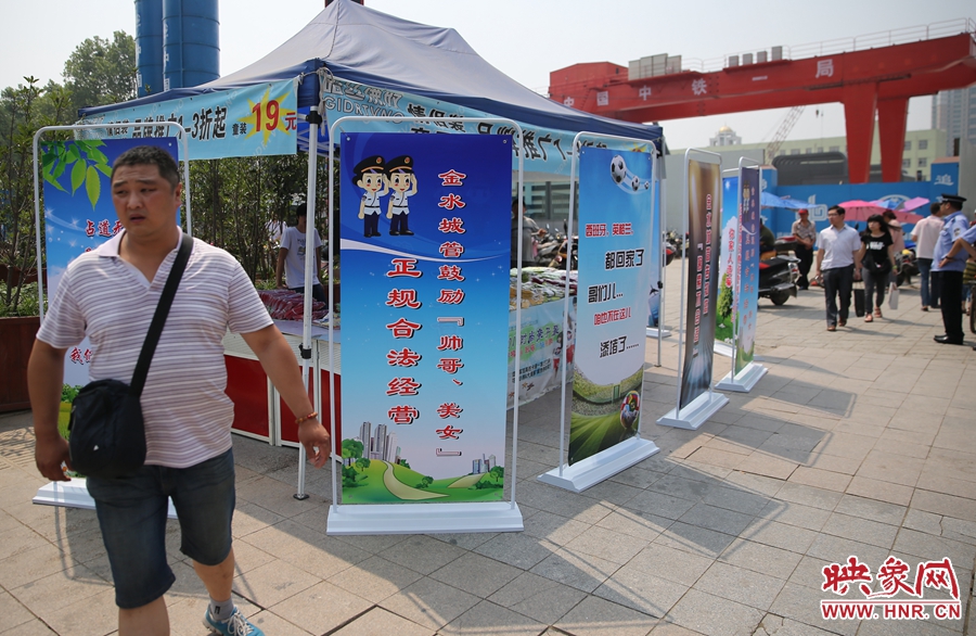 攤位被“圍觀”后，沒有一單生意，過往市民叫好。
