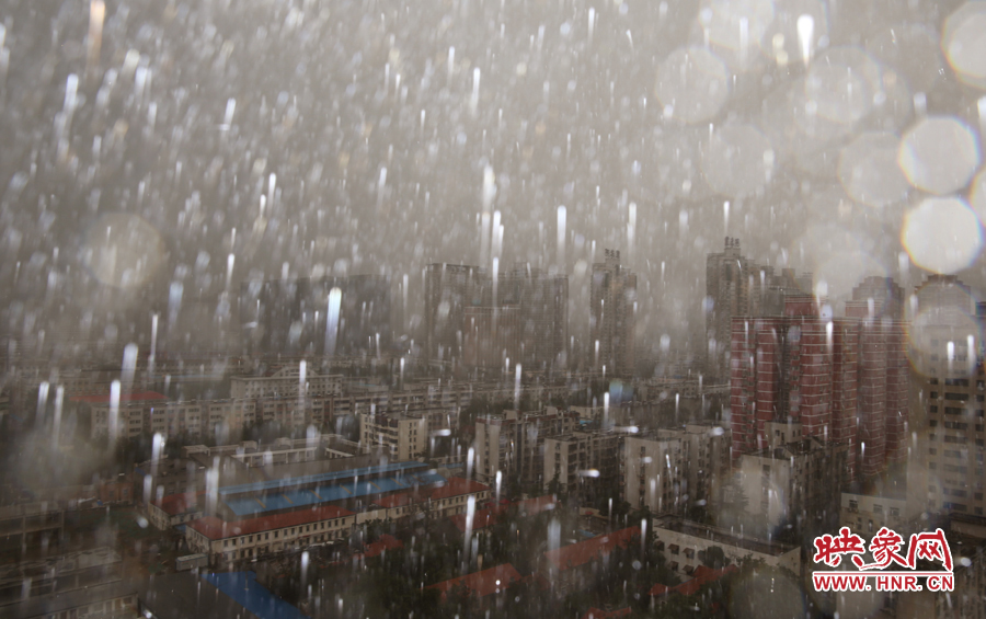 17時(shí)25分,鄭州強(qiáng)降雨,紫荊山附近的市民真切地感受到了什么叫大雨傾盆。