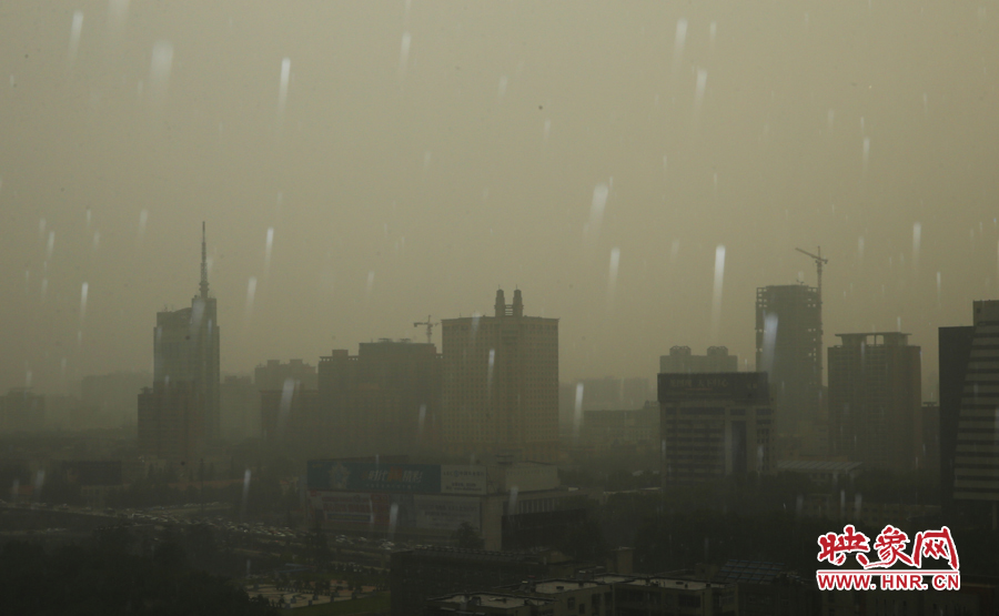 17時(shí)29分,鄭州強(qiáng)降雨,紫荊山附近的市民真切地感受到了什么叫大雨傾盆。