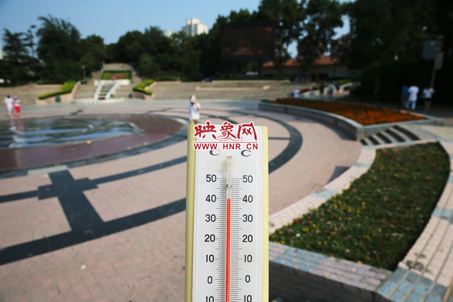 7月8日下午，紫荊山公園氣溫為39度（溫度計(jì)懸空測(cè)量），相比人防納涼處高14度。