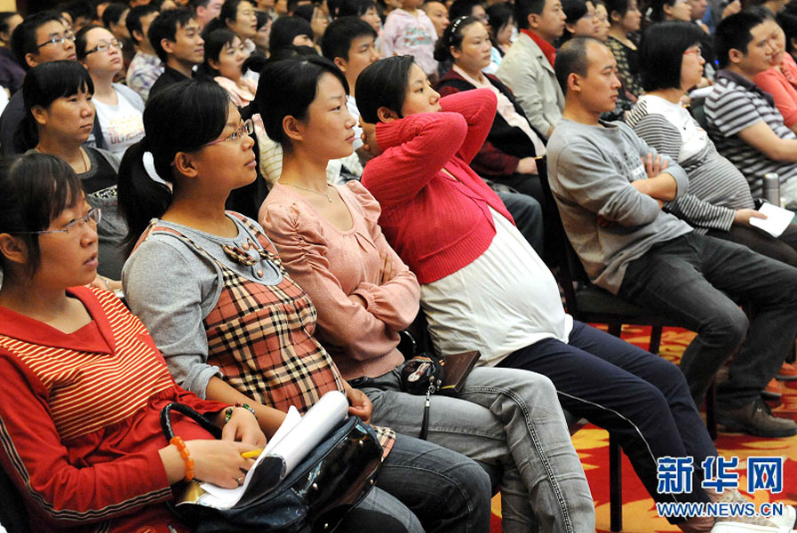 “準(zhǔn)媽媽”和“準(zhǔn)爸爸”們在鄭州市舉行的一場金色“孕”律音樂會(huì)現(xiàn)場欣賞搖籃曲（2011年5月8日攝）。