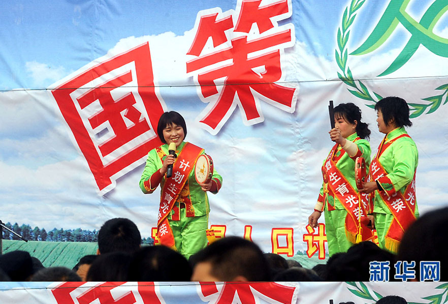 說唱演員在河南省寶豐縣街頭宣傳計(jì)劃生育政策（2008年2月19日攝）。