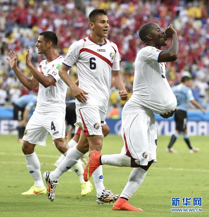 6月14日，哥斯達(dá)黎加隊(duì)球員喬·坎貝爾（右一）進(jìn)球后將足球塞進(jìn)衣服內(nèi)慶祝。