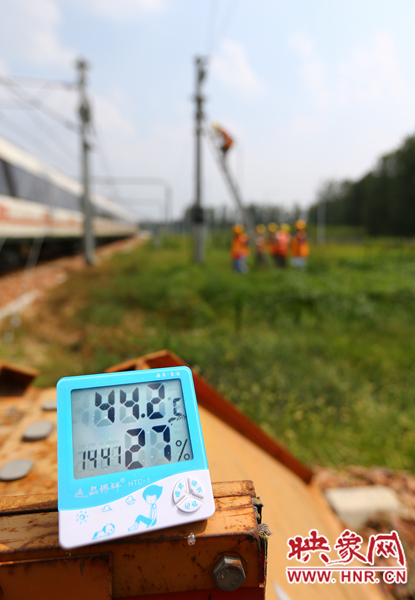 剛開始工作20分鐘，戶外溫度已經(jīng)達(dá)到44.2℃