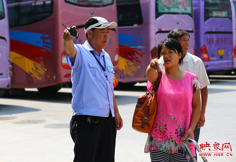 指揮調(diào)度期間，不停的有乘客咨詢(xún)乘車(chē)問(wèn)題，調(diào)度員都是耐心的給他們解答