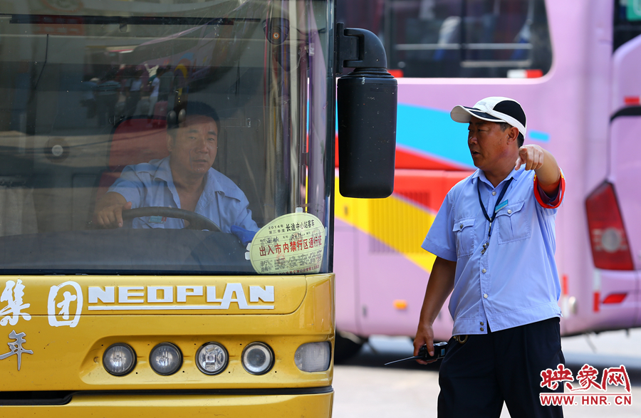 車(chē)場(chǎng)內(nèi)眾多汽車(chē)發(fā)動(dòng)機(jī)的噪音，使得調(diào)度員和司機(jī)交流都需要加大音量