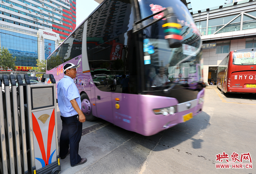 車(chē)場(chǎng)內(nèi)車(chē)輛順暢時(shí)，調(diào)度員還要在門(mén)口迎車(chē)指揮