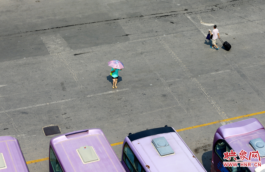 酷暑的陽(yáng)光，常常曬化車(chē)站內(nèi)地面的瀝青，乘車(chē)的旅客都是匆匆而過(guò)，不愿過(guò)多停留。