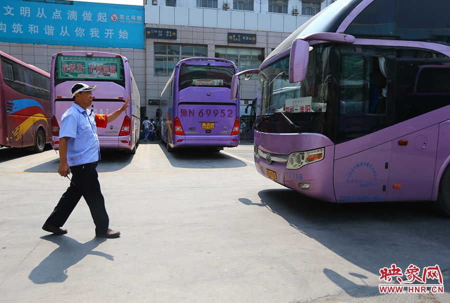 龐大的長(zhǎng)途客車(chē)，在調(diào)度員的指揮下井井有條