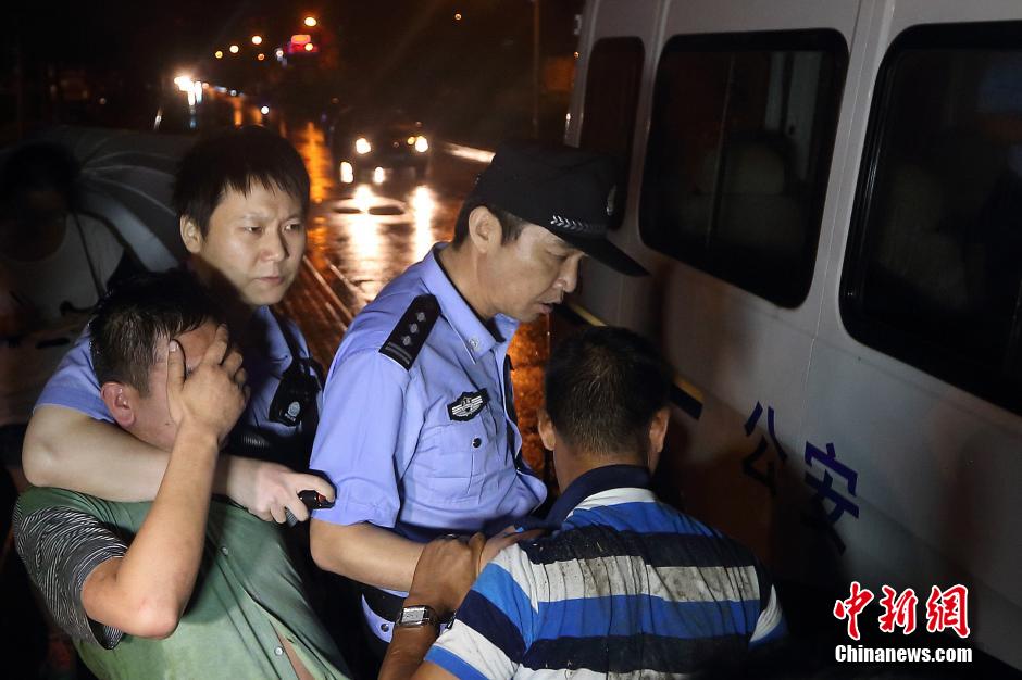 7月24日晚,南京警方將查獲的酒后駕駛車輛的男子控制,該男子涉嫌酒后駕車、肇事逃逸。