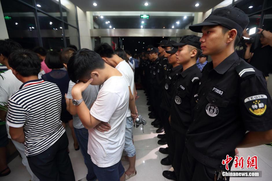 7月24日晚,南京警方將抓獲的以福建、江西、河南、湖北、黑龍江等多個外省市的涉及傳銷人員集中帶回。