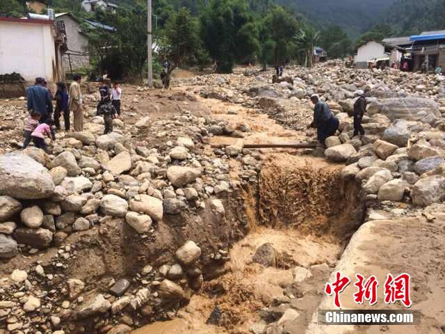 7月28日,云南省保山市隆陽區(qū)瓦房鄉(xiāng)喜坪村上坪小組發(fā)生山洪災(zāi)害,造成3戶人家9人被沖走。