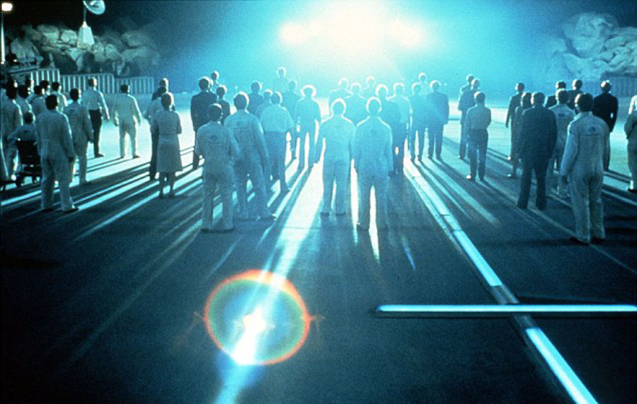 攝影師拍攝到的圖片看上去像科幻電影《第三類(lèi)接觸》中外星人登陸地球的畫(huà)面。