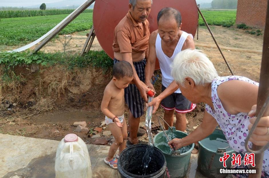 逾1200位村民只能依靠當?shù)厮块T新打的一口深80米的機井取水飲用。