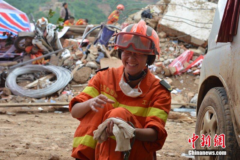 2014年8月5日，女兵在云南魯?shù)辇堫^山鎮(zhèn)廢墟中搜救被困者。