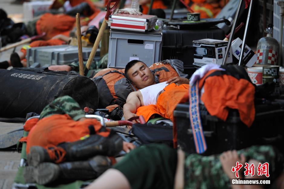 8月6日，龍頭山鎮(zhèn)，疲倦的救援官兵席地而眠。