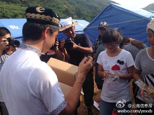 “切糕王子”阿迪力帶著重達(dá)5噸、價值50萬元的切糕于7日下午抵達(dá)魯?shù)榈卣鹫鹬旋堫^山鎮(zhèn)。