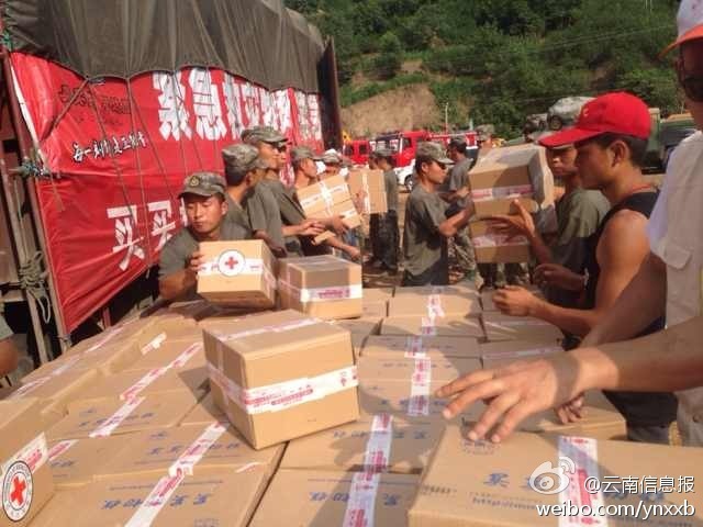 第14集團(tuán)軍官兵協(xié)助阿迪力將1100余箱切糕從貨車上卸下。