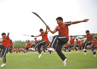 7月1日學(xué)員乘坐20多輛大巴奔赴南京適應(yīng)場(chǎng)地和排練節(jié)目,每天武術(shù)基本功訓(xùn)練必不可少。