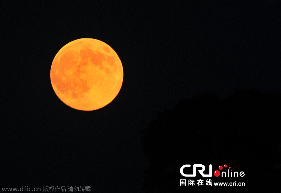 8月10日晚，一輪金燦燦的大月亮在遼寧省大連市東方升起。圖片來(lái)源：劉德斌/東方IC