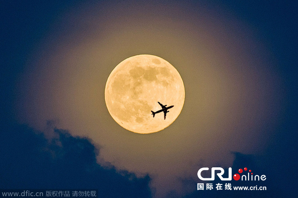 8月10日，19點(diǎn)15分，深圳上空的超級(jí)月亮。圖片來(lái)源：鄧飛/東方IC