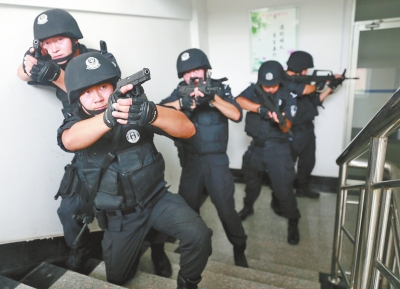 進入樓道后，特警開始地毯式搜索。