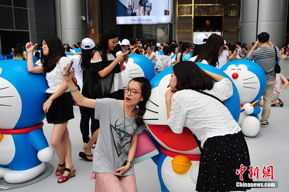 圖為成都民眾與哆啦A夢合影留念。