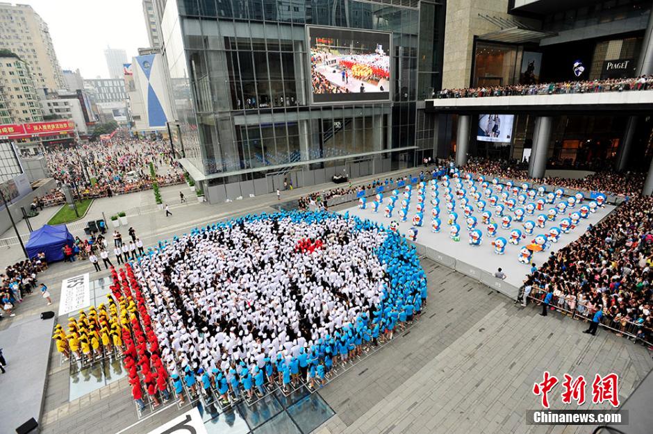 圖為來自全國各地的1293名粉絲共同完成史上最大的哆啦A夢拼圖。