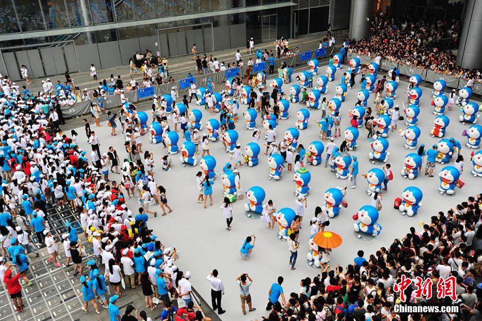 圖為成都民眾狂熱追捧哆啦A夢。