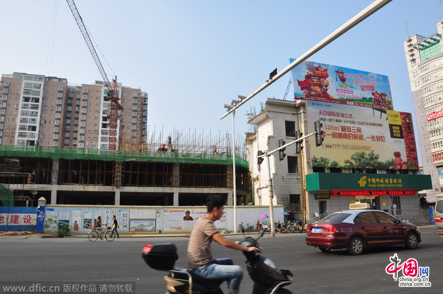 營(yíng)業(yè)網(wǎng)點(diǎn)周圍也都在開發(fā)建設(shè),唯有這座三層小樓極為扎眼。